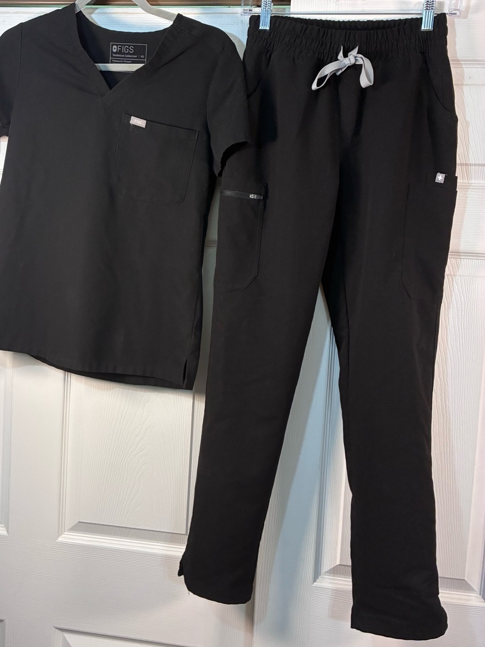 Figs Black Scrub Set - V-Neck Top & Drawstring Pants